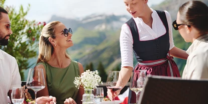 Mountainbike Urlaub - Sauna - Bad Hindelang Unterjoch - Mittagessen auf der Sonnenterrasse des Burg Hotels  - Burg Hotel Oberlech