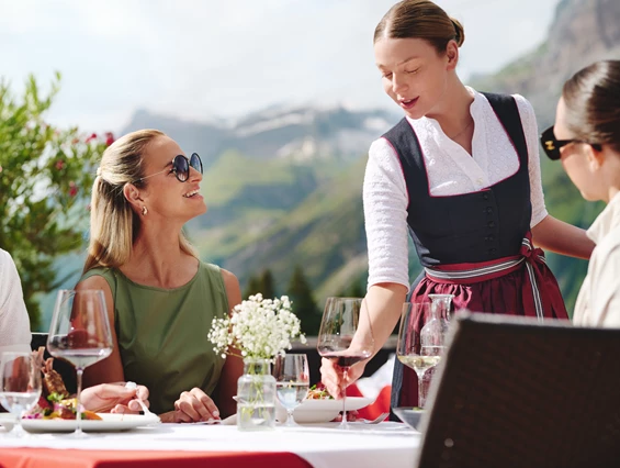 Mountainbikehotel: Mittagessen auf der Sonnenterrasse des Burg Hotels  - Burg Hotel Oberlech