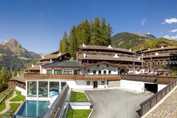 Mountainbikehotel: Das Hotel Goldried in Osttirol ist eines der am schönsten gelegenen Hotels in Österreich. Die Anlage befindet sich auf 1000 Meter Höhe mit Panoramablick auf die Berge und das Dorf Matrei in Osttirol.  - Hotel Goldried
