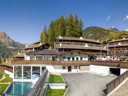 Mountainbike Urlaub - Niederdorf (Trentino-Südtirol) - Das Hotel Goldried in Osttirol ist eines der am schönsten gelegenen Hotels in Österreich. Die Anlage befindet sich auf 1000 Meter Höhe mit Panoramablick auf die Berge und das Dorf Matrei in Osttirol.  - Hotel Goldried