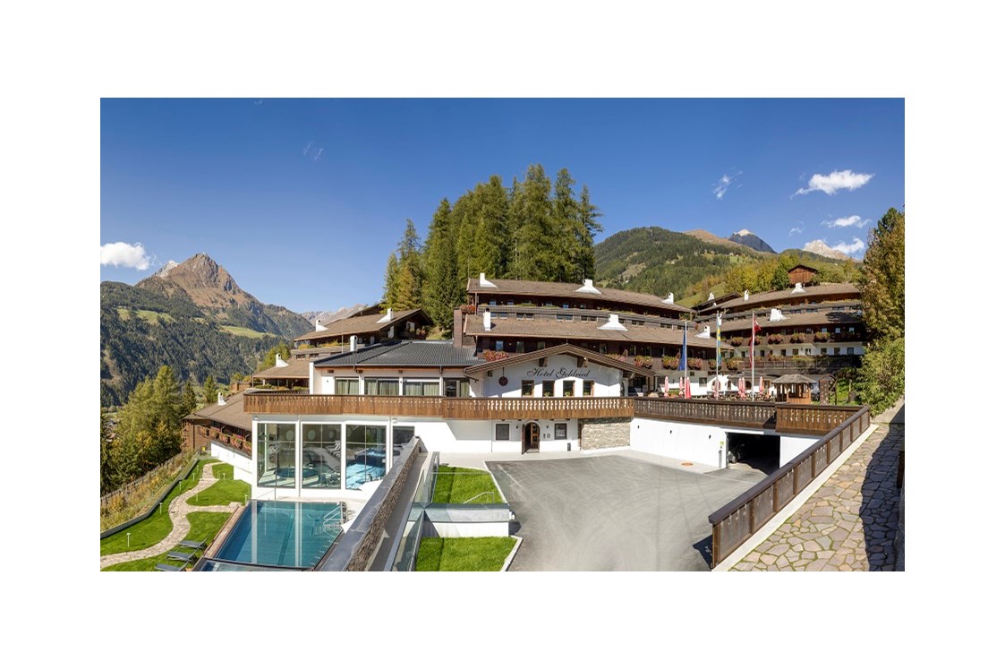 Mountainbikehotel: Das Hotel Goldried in Osttirol ist eines der am schönsten gelegenen Hotels in Österreich. Die Anlage befindet sich auf 1000 Meter Höhe mit Panoramablick auf die Berge und das Dorf Matrei in Osttirol.  - Hotel Goldried