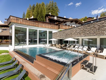 Mountainbike Urlaub - Niederdorf (Trentino-Südtirol) - Pool & jacuzzi
 Während der Sommersaison sind die Pools im Außenbereich für alle unsere Gäste geöffnet. Entspannen Sie sich im luxuriösen Whirlpool oder kühlen Sie sich im Infinity Pool mit Blick auf die mächtigen Gipfel und Täler der österreichischen Alpen ab.
Wenn Sie den Eintritt in unser Spa erworben haben, können Sie während der Wintersaison noch den heißen Whirlpool genießen. - Hotel Goldried