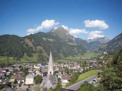 Mountainbike Urlaub - Niederdorf (Trentino-Südtirol) - Matrei in Osttirol
Das Hotel Goldried ist umgeben von 63 Dreitausendern – allen voran die beiden höchsten Berge Österreichs: Großglockner (3.798 m) und Großvenediger (3.667 Meter). Die Lage ist ideal für zahlreiche Sommerraktivitäten.
    
Vom Hotel aus hat man einen traumhaften Blick auf Matrei in Osttirol, eine Marktgemeinde mit ca. 5000 Einwohnern. Sie erreichen vom Hotel aus sämtliche Restaurants, Geschäfte und Serviceleistungen zu Fuß. - Hotel Goldried