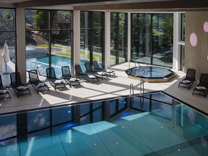 Mountainbike Urlaub - Niederdorf (Trentino-Südtirol) - Innenbereich
Drinnen gibt es einen Swimmingpool und Jacuzzi mit atemberaubender Panoramaaussicht, welche für alle Gäste das ganze Jahr über geöffnet sind. Hier haben wir auch ein kleines Schwimmbad für die Kinder gestaltet. Es befindet sich in einer gemütlichen "Höhle" und auf der Unterseite befindet sich ein Mosaikmotiv eines Murmeltiers. - Hotel Goldried