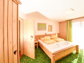 Hartweger' Hotel in Weißenbach bei Schladming Zimmerkategorien Doppelzimmer "Blumenwiese"