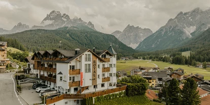 Mountainbike Urlaub - Niederdorf (Trentino-Südtirol) - Außenfoto Hotel mit Panoramablick - Hotel Royal ***S