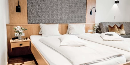 Mountainbike Urlaub - PLZ 8982 (Österreich) - KOMFORTABEL Doppelzimmer mit Couch ohne Teppichboden - B&B Hotel | Appartements | Bar dieBARBARA