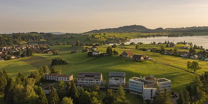 Mountainbike Urlaub - Umgebungsschwerpunkt: See - Sicht auf das Hotel Allegro, inmitten schöner Natur mit Blick auf den Sihlsee - Hotel Allegro Einsiedeln
