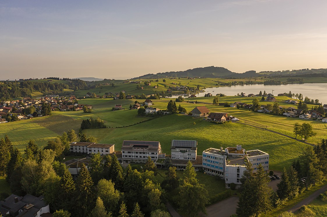Mountainbikehotel: Sicht auf das Hotel Allegro, inmitten schöner Natur mit Blick auf den Sihlsee - Hotel Allegro Einsiedeln