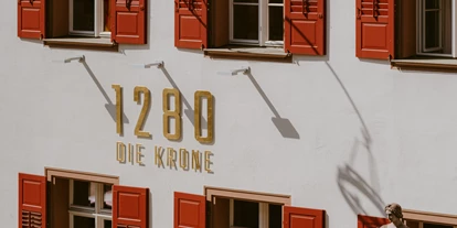 Mountainbike Urlaub - Umgebungsschwerpunkt: See - Schon seit dem Jahr 1280 wird Gastfreundschaft hier in der Krone großgeschrieben! Wir interpretieren das alte Gasthaus neu, schätzen die Substanz und heben die Historie hervor. HEUTE IST DIE NEUE 1280 KRONE BEREIT, IHRE GESCHICHTE ZU SCHREIBEN.
29 Zimmer voller Individualität - Keines unserer vier Häuser und 29 Zimmer gleicht einem anderen. Gemeinsam ist ihnen der Charme und die Zeichen der Vergangenheit. Kombiniert mit einem modernen Design zeigen sich das Fachwerk und die historische Substanz in neuem Glanz. - 1280 Krone