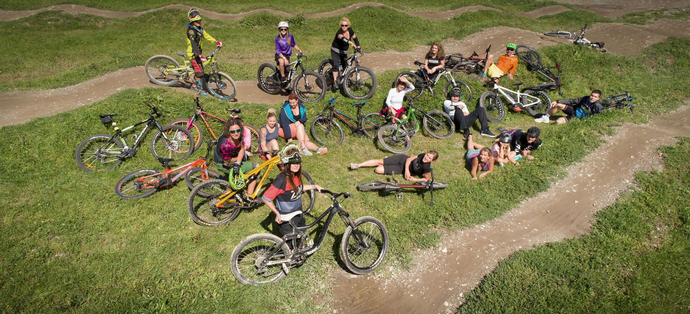 Mountainbike Urlaub - Pools: Infinity Pool - Österreich - Team des Hotel Bacher Leogang - Hotel Bacher Leogang