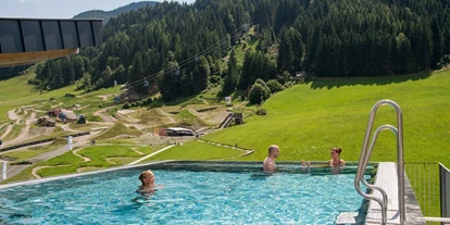 Mountainbike Urlaub - Ellmau - Beheizter Infinity Panoramapool  - Hotel Bacher Leogang