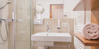 Mountainbike Urlaub - Ellmau - Badezimmer im Doppelzimmer Tradition - Hotel Bacher Leogang