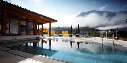 Mountainbike Urlaub - PLZ 8982 (Österreich) - Unser beheizter Aussenpool ist im Sommer sowie auch im Winter beheizt inkl. Massagedüsen, Whirlbank und abendliche Beleuchtung. 
Hier können Sie die wunderschöne Aussicht auf den Grimming genießen, und völlig entspannen.
 - Hotel DER HECHL