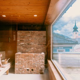 Mountainbikehotel: Sauna mit Ausblick im Stadthotel brunner - Stadthotel Brunner