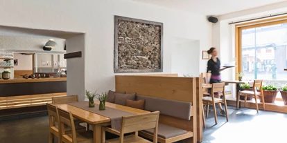Mountainbike Urlaub - PLZ 8982 (Österreich) - Das à la carte Restaurant verwöhnt mit traditioneller, basischer, vegetarischer, veganer wie auch vedischer Küche. Fragen Sie doch auch nach unseren Kochkursen.  - Stadthotel Brunner