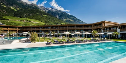 Mountainbike Urlaub - Südtirol - Hotel Prokulus 25 Meter Sportbecken im Aquagarden mit Bergpanorama - Familien- & Wellnesshotel Prokulus