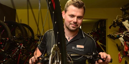 Mountainbike Urlaub - Südtirol - Unser Haus- und Biketechniker Michael betreut Hardtails, Fullys, E-MTBs, Rennräder und Trekkingbikes von unserem Bikeverleih - Lindenhof Pure Luxury & Spa DolceVita Resort