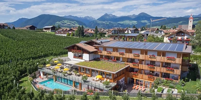 Mountainbike Urlaub - Niederdorf (Trentino-Südtirol) - Unser Hotel liegt wunderschön inmitten von Apfelplantagen. - Hotel Jonathan ****