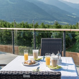 Mountainbikehotel: Genießen Sie ein reichhaltiges Frühstück von unserer Sonnenterrasse. - Hotel Jonathan ****