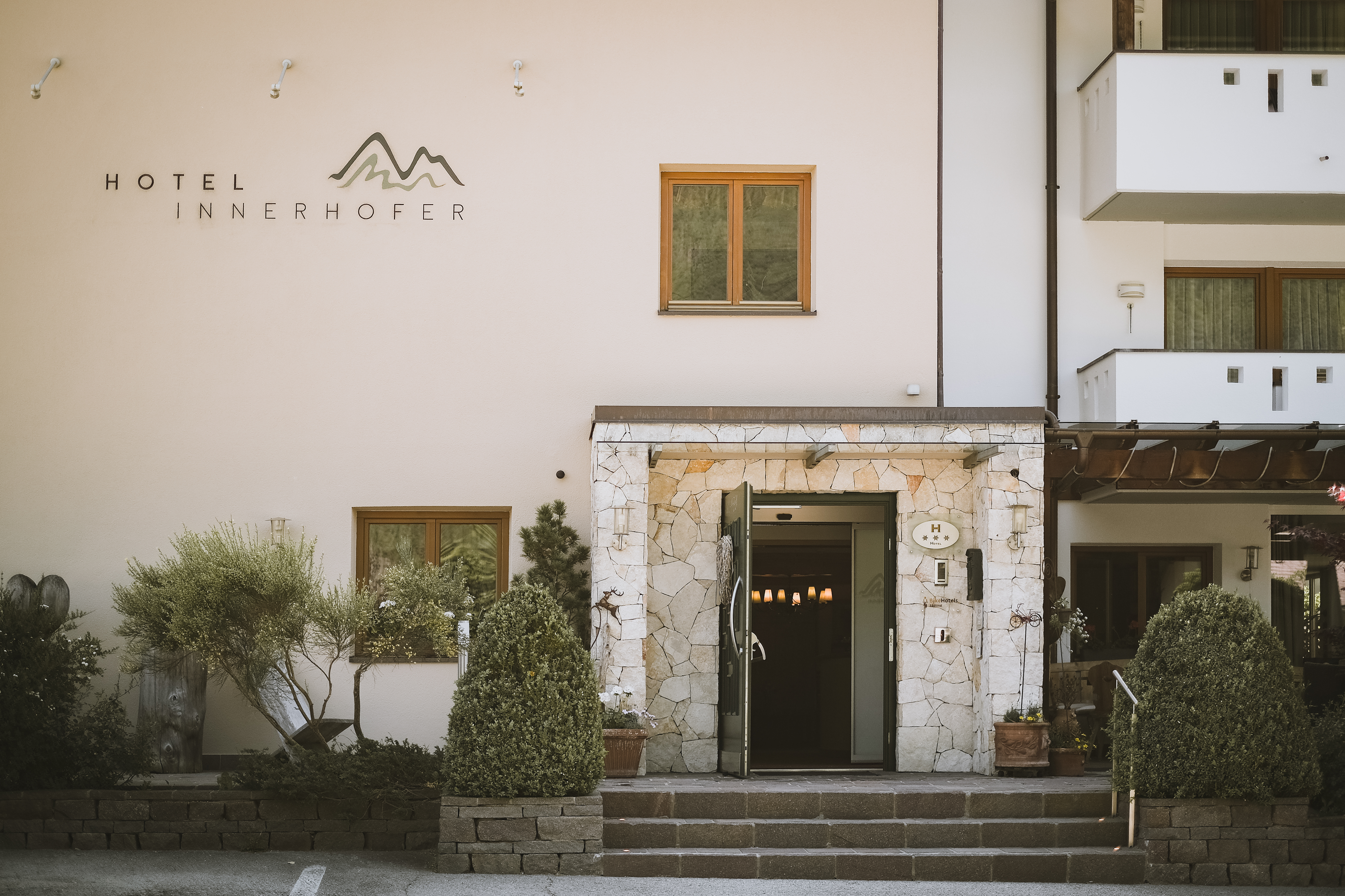 Mountainbike Urlaub - Südtirol - Hoteleingang - Hotel Innerhofer 