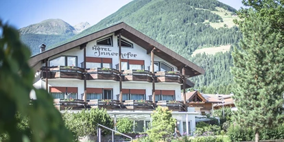Mountainbike Urlaub - Haustrail - Trentino-Südtirol - Haus Garden (Nebenhaus 50 m vom Hotel entfernt). Gebäude mit 16 Zimmer und allen Leistungen im Hotel. Große Terrasse und großer Garten (ohne Getränkeservice). Bike Depot und Tiefgarage ohne Videoüberwachung - Hotel Innerhofer