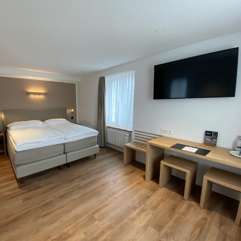 Mountainbike Urlaub - Parkplatz: gebührenpflichtig in Gehweite - Schweiz - Twin Classic Zimmer für 1-2 Personen buchbar. Das Bett kann als Doppelbett oder als zwei Einzelbetten genutzt werden. - Hotel Artist