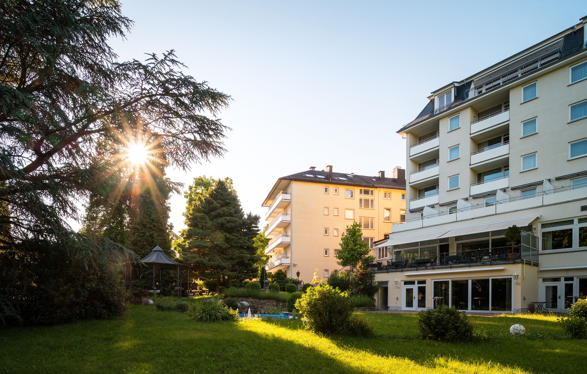 Mountainbikehotel: Hotel Ansicht vom Hotelpark aus - Parkhotel am Taunus