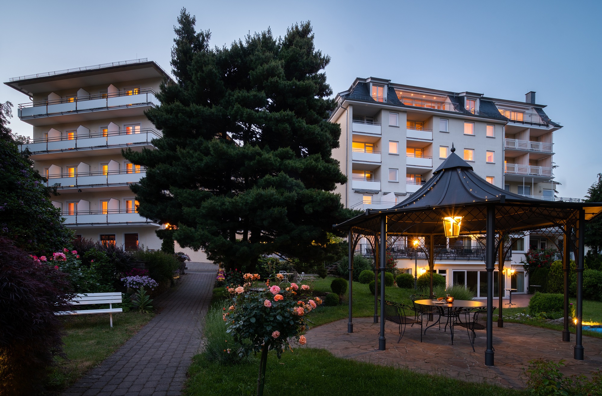 Mountainbikehotel: Südflügel vom Hotelpark  - Parkhotel am Taunus