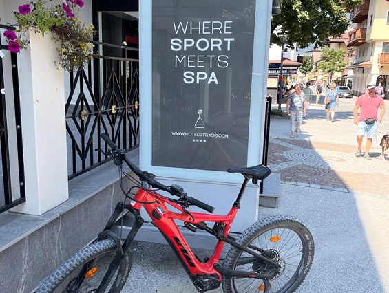 Mountainbikehotel: KTM vor Hotel  - Sport & Spa Hotel Strass