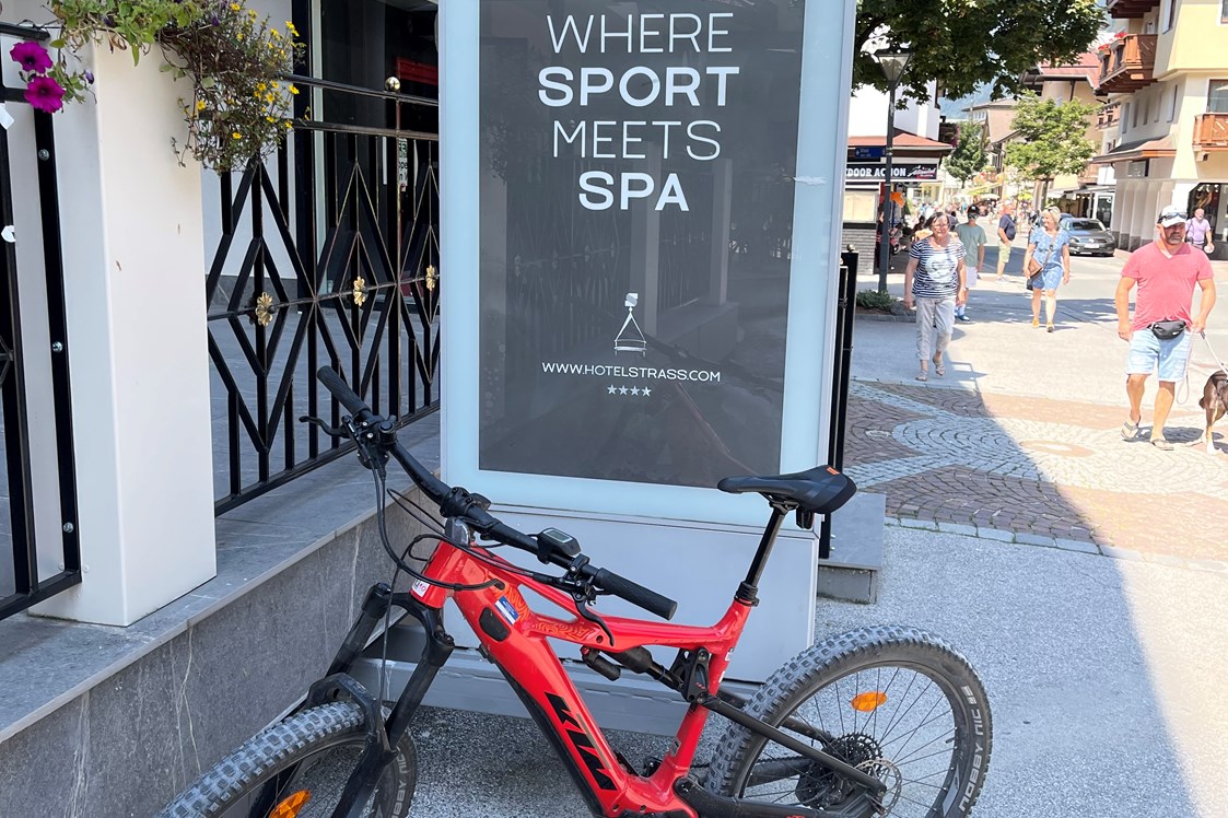 Mountainbikehotel: KTM vor Hotel  - Sport & Spa Hotel Strass