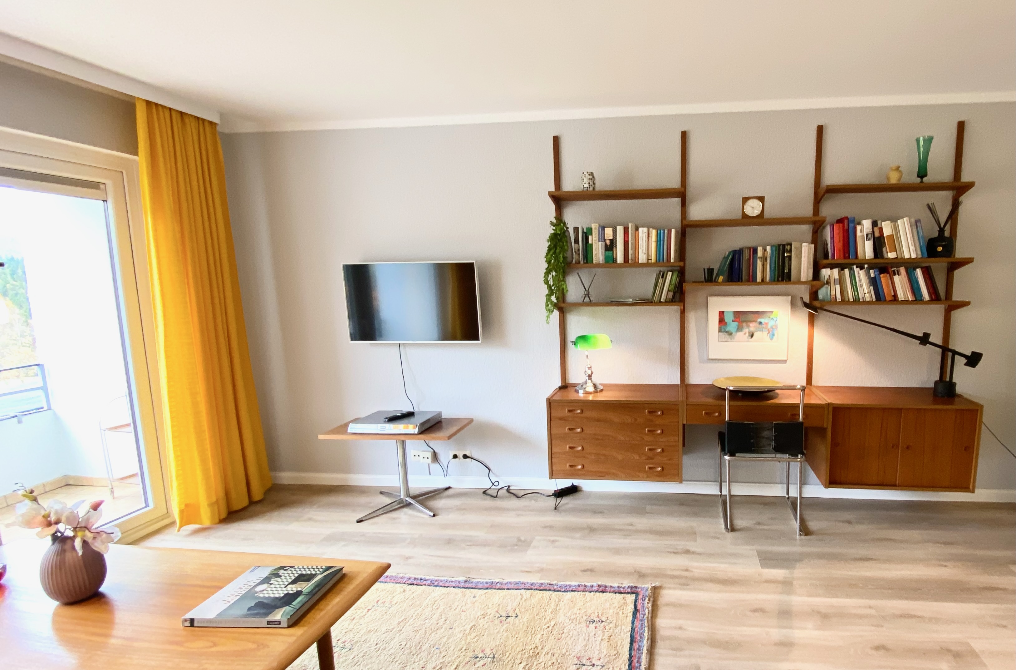 Mountainbikehotel: Das Wohnzimmer mit Arbeitsplatz und Flachbildschirm. W-Lan ist vorhanden - Schöne Aussicht