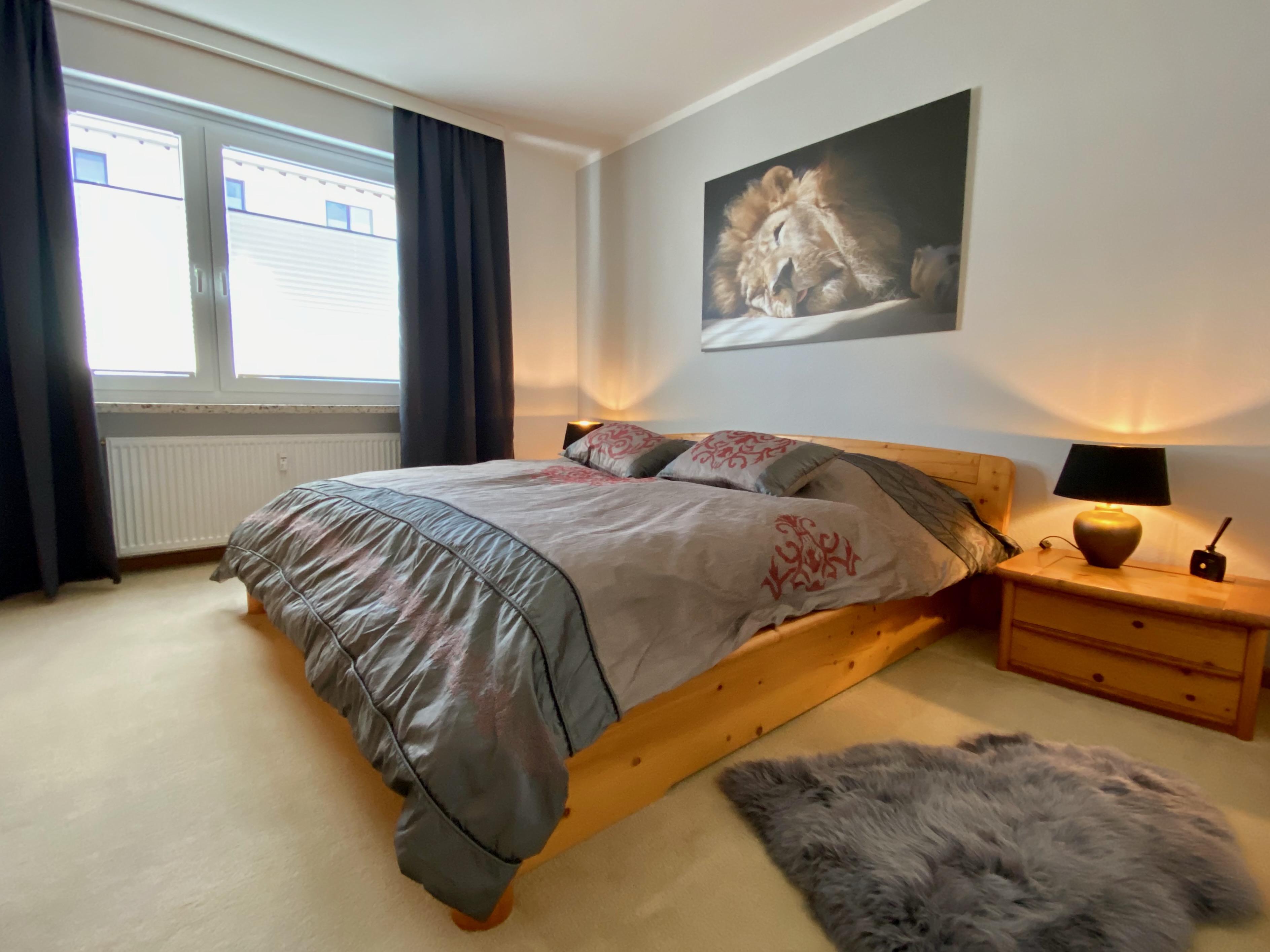 Mountainbikehotel: Das Schlafzimmer mit Verdunkelunsvorhängen mit großem Doppelbett - Schöne Aussicht