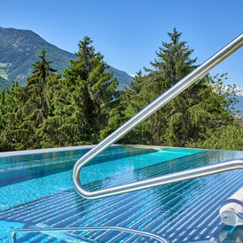 Mountainbikehotel: Großer Panorama-Whirlpool 34 °C auf dem Feldhof-Dach - Feldhof DolceVita Resort