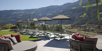 Mountainbike Urlaub - Südtirol - Sky-Terrasse mit Daybeds und Panoramablick - Feldhof DolceVita Resort