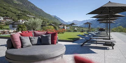Mountainbike Urlaub - Südtirol - Sky-Terrasse mit Daybeds und Panoramablick - Feldhof DolceVita Resort