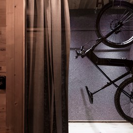 Mountainbikehotel: Der Sport-Stauraum im Zimmertyp "Sporty" hat Platz für zwei Bikes - Hotel SEPP