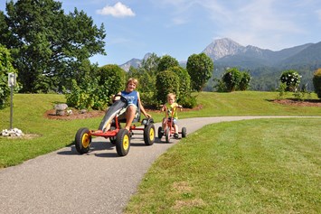 Mountainbikehotel: Auf der Go-Kartbahn unterwegs - Ferienwohnungen und Seebungalows am Faaker See - Karglhof OG