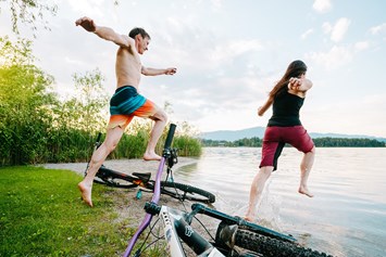 Mountainbikehotel: Am eigenen Badestrand - nach einem erlebenisreichen MTB-Tag. - Ferienwohnungen und Seebungalows am Faaker See - Karglhof OG