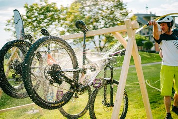 Mountainbikehotel: Reinigungsmöglichkeit im Garten - Ferienwohnungen und Seebungalows am Faaker See - Karglhof OG