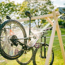Mountainbikehotel: Reinigungsmöglichkeit im Garten - Ferienwohnungen und Seebungalows am Faaker See - Karglhof OG