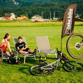 Mountainbikehotel: Relaxen im riesigen Garten - Ferienwohnungen und Seebungalows am Faaker See - Karglhof OG