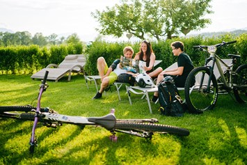 Mountainbikehotel: Chillen im Garten - Ferienwohnungen und Seebungalows am Faaker See - Karglhof OG