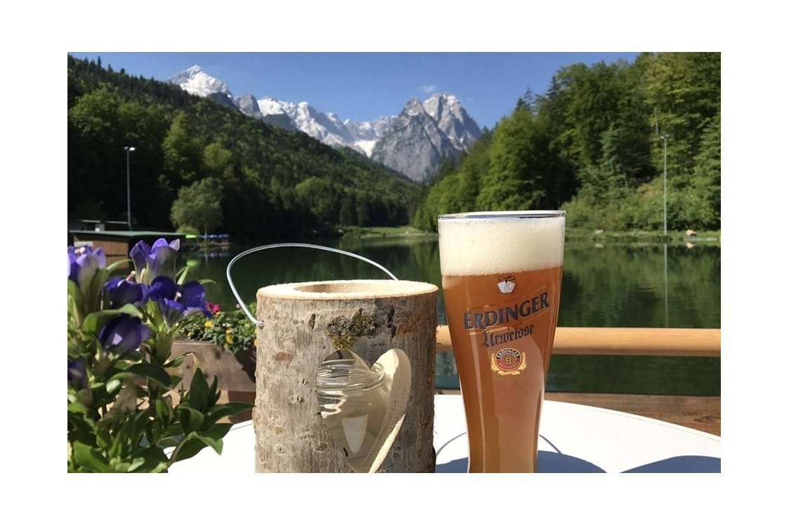 Mountainbikehotel: Genießen Sie ein kühles Bier auf unserer Seeterrasse. - Riessersee Hotel