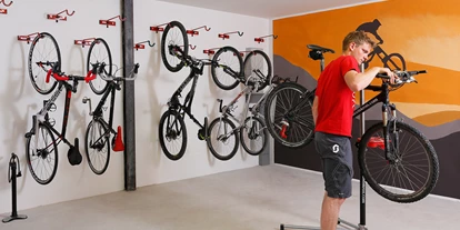 Mountainbike Urlaub - Hotel-Schwerpunkt: Mountainbike & Wandern - Fahrradgarage mit Montageständer und Schraubenecke - Hotel Sigmundskron