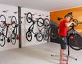 Mountainbikehotel: Fahrradgarage mit Montageständer und Schraubenecke - Hotel Sigmundskron