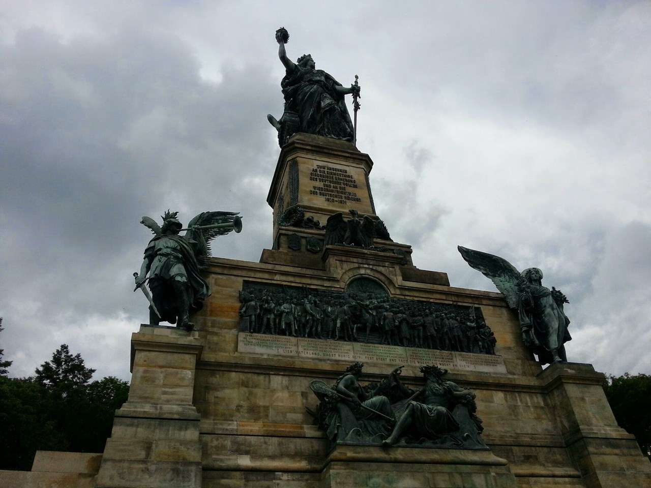 Land & Golf Hotel Stromberg Ausflugsziele Niederwalddenkmal über Rüdesheim am Rhein