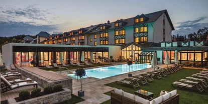 Mountainbike Urlaub - Hotel-Schwerpunkt: Mountainbike & Wandern - Land & Golf Hotel Stromberg - Gastgeber für Ihren Aufenthalt
Hotelansicht am Abend mit Wellnessgarten und Außenpool - Land & Golf Hotel Stromberg