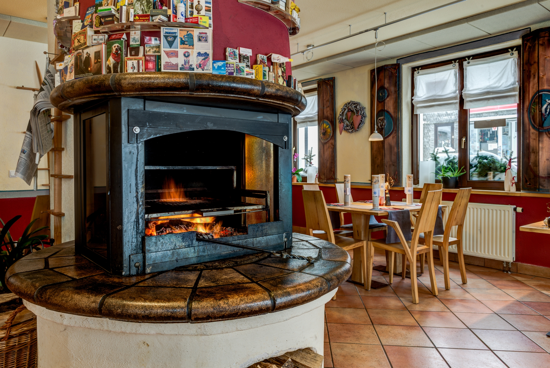 Mountainbike Urlaub - Haustrail - Lauscha - Blick in den Gastraum mit Kamin auf dem ab 17 Uhr die Steaks gegrillt werden. - Gasthaus Waldfrieden