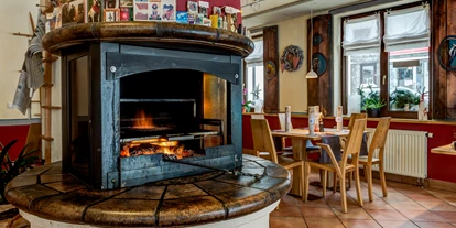 Mountainbike Urlaub - Hotel-Schwerpunkt: Mountainbike & Wandern - Blick in den Gastraum mit Kamin auf dem ab 17 Uhr die Steaks gegrillt werden. - Gasthaus Waldfrieden